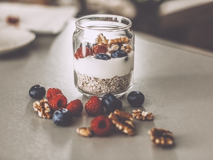 Glass with yogurt, oats, walnuts and berries