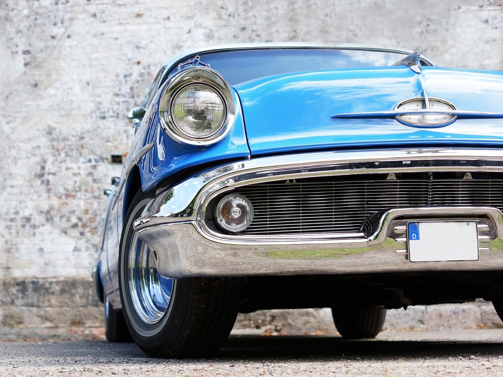 Blue oldtimer infront of a concrete wall